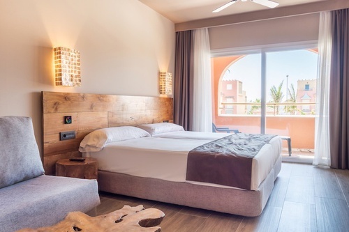 una habitación de hotel con una cama y una silla