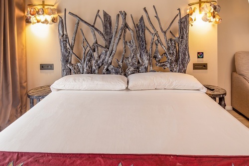 una cama con dos almohadas y una cabecera de madera