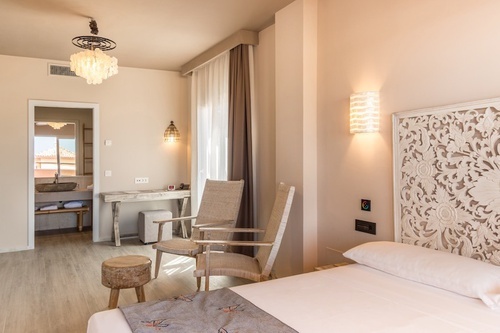 una habitación de hotel con una cama y una silla