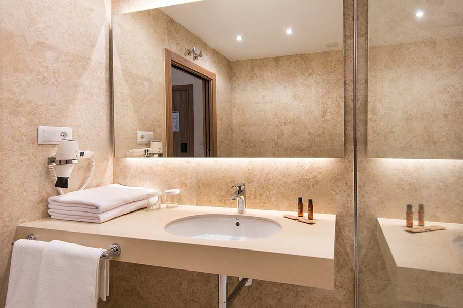 un cuarto de baño con un lavabo y un espejo