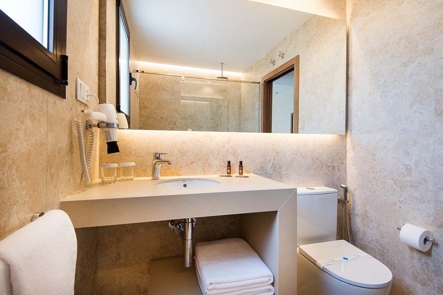 un cuarto de baño con un inodoro y un lavabo