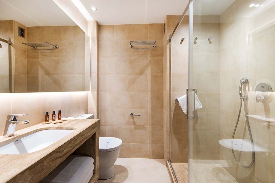 un baño con inodoro , lavabo y ducha