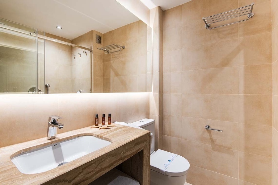 un cuarto de baño con un inodoro y un lavabo