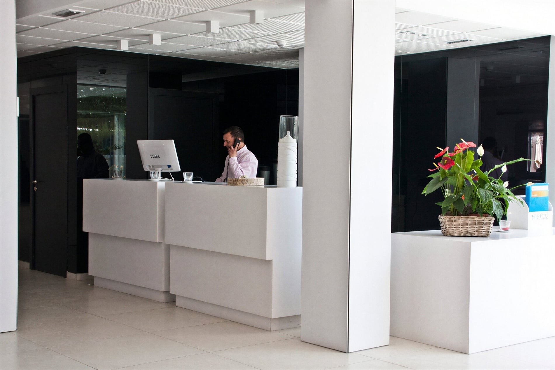 Recepción de hotel con personal, moderna y elegante. Hoteles en El Carmen de Viboral | Tequendama | Web Oficial.