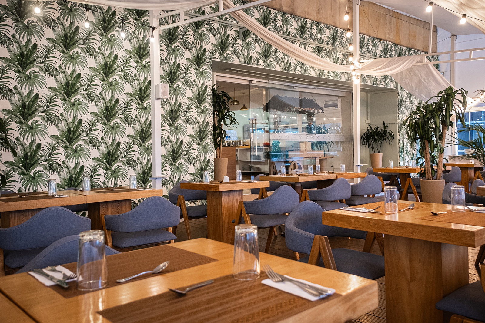 Ambiente de restaurante en Tequendama: Corporativa con mesas y sillas para eventos.
