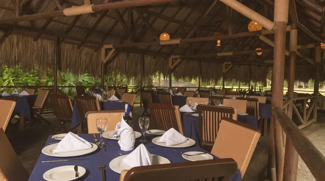 Restaurante al aire libre en Tequendama: Corporativa, con mesas listas para eventos.