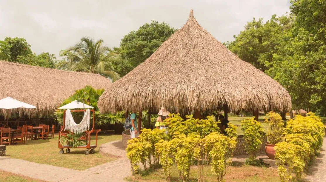 Cabañas Tequendama: Relájate en un entorno tropical con techos de palma y jardines exuberantes, cerca del Parque Tayrona.