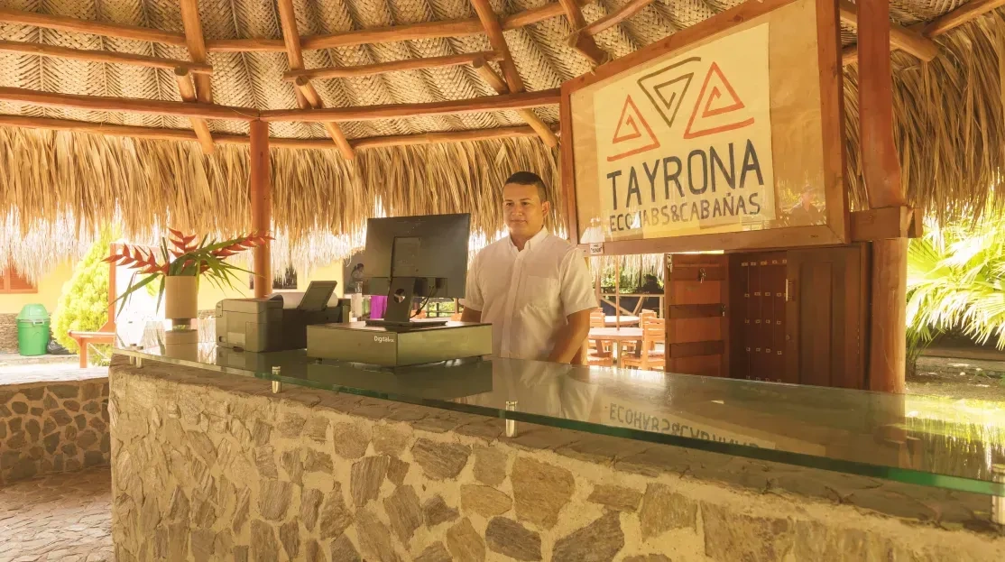 Recepción Tequendama: Corporativa, personal amable con señalización.