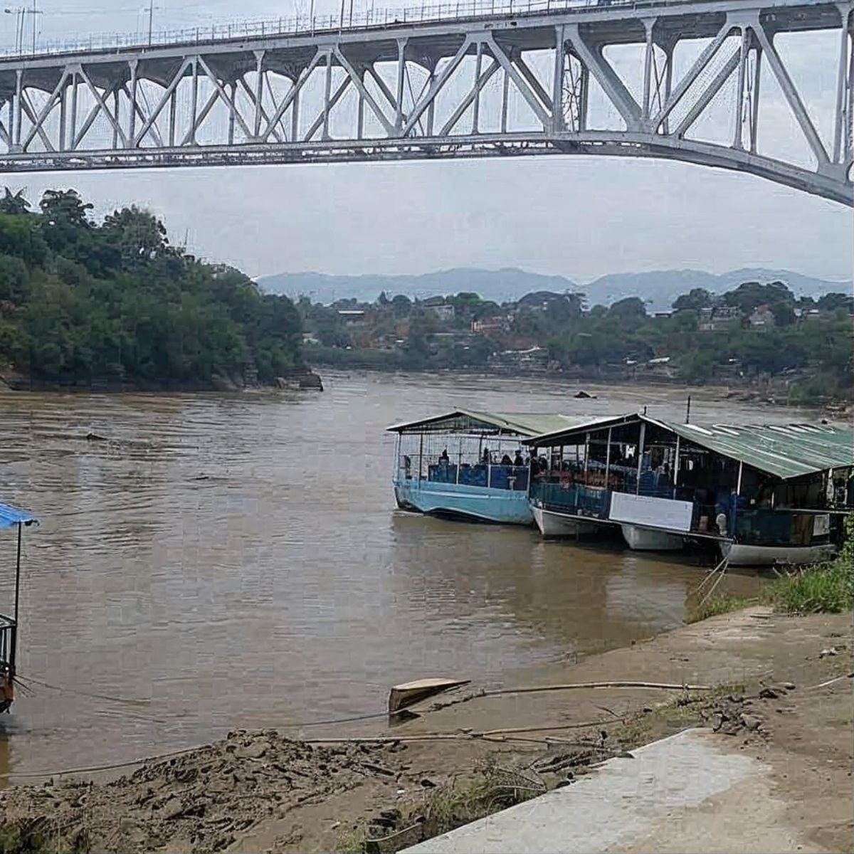 Tequendama: Corporativa, vista fluvial con puentes y embarcaciones.