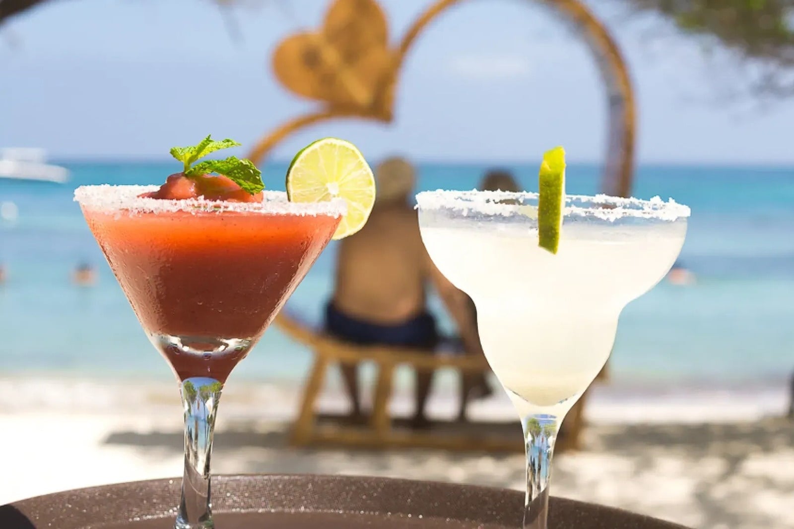 Cócteles refrescantes en Tequendama: Corporativa, listos para disfrutar en la playa.