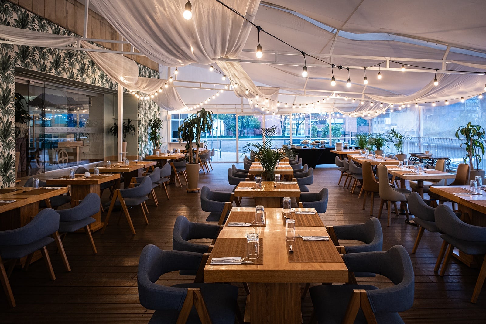 Terraza Tequendama: Corporativa, mesas listas para eventos.