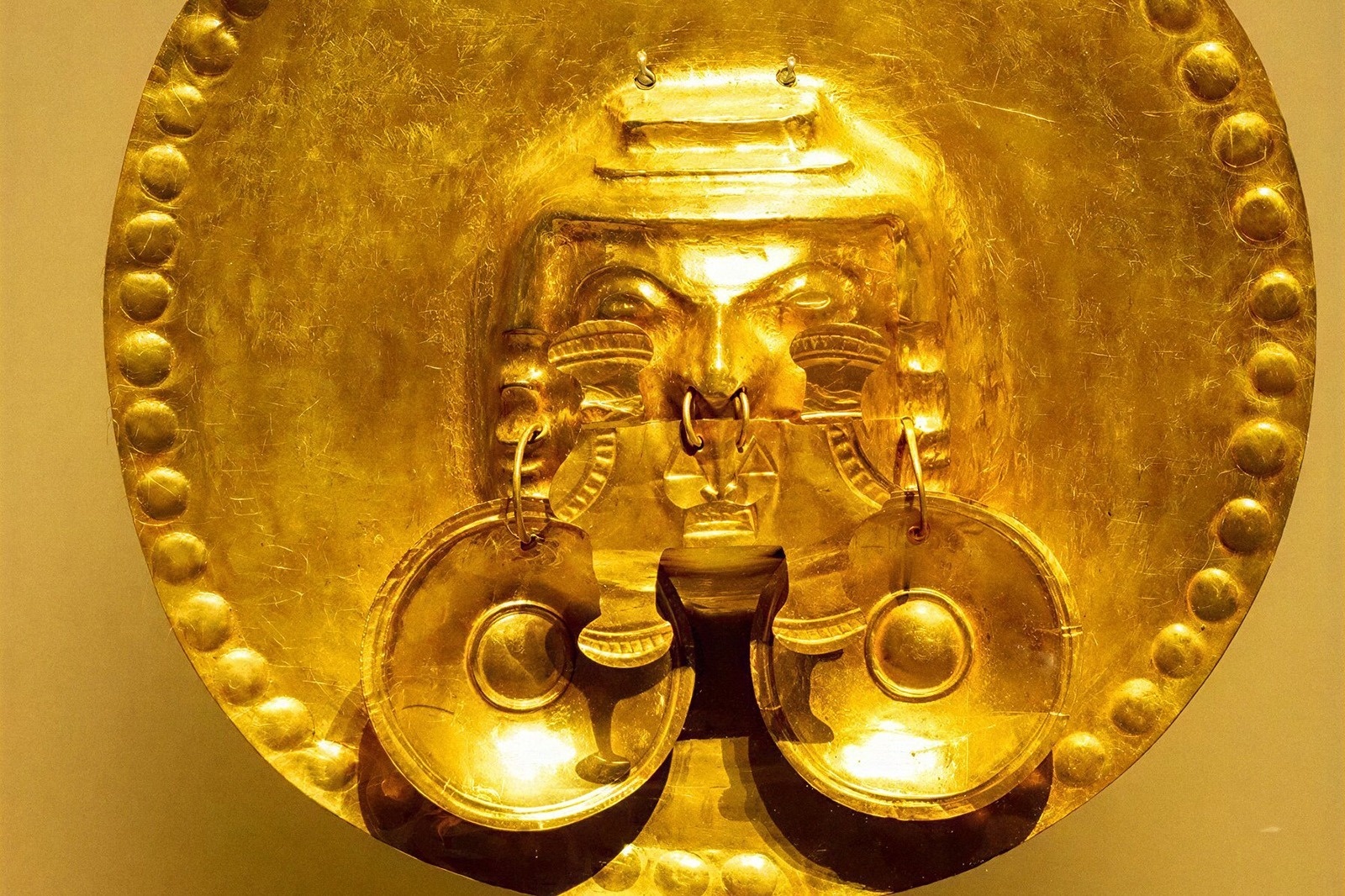 Pieza dorada prehispánica en el Hotel Tequendama: Corporativa. Arte y cultura.