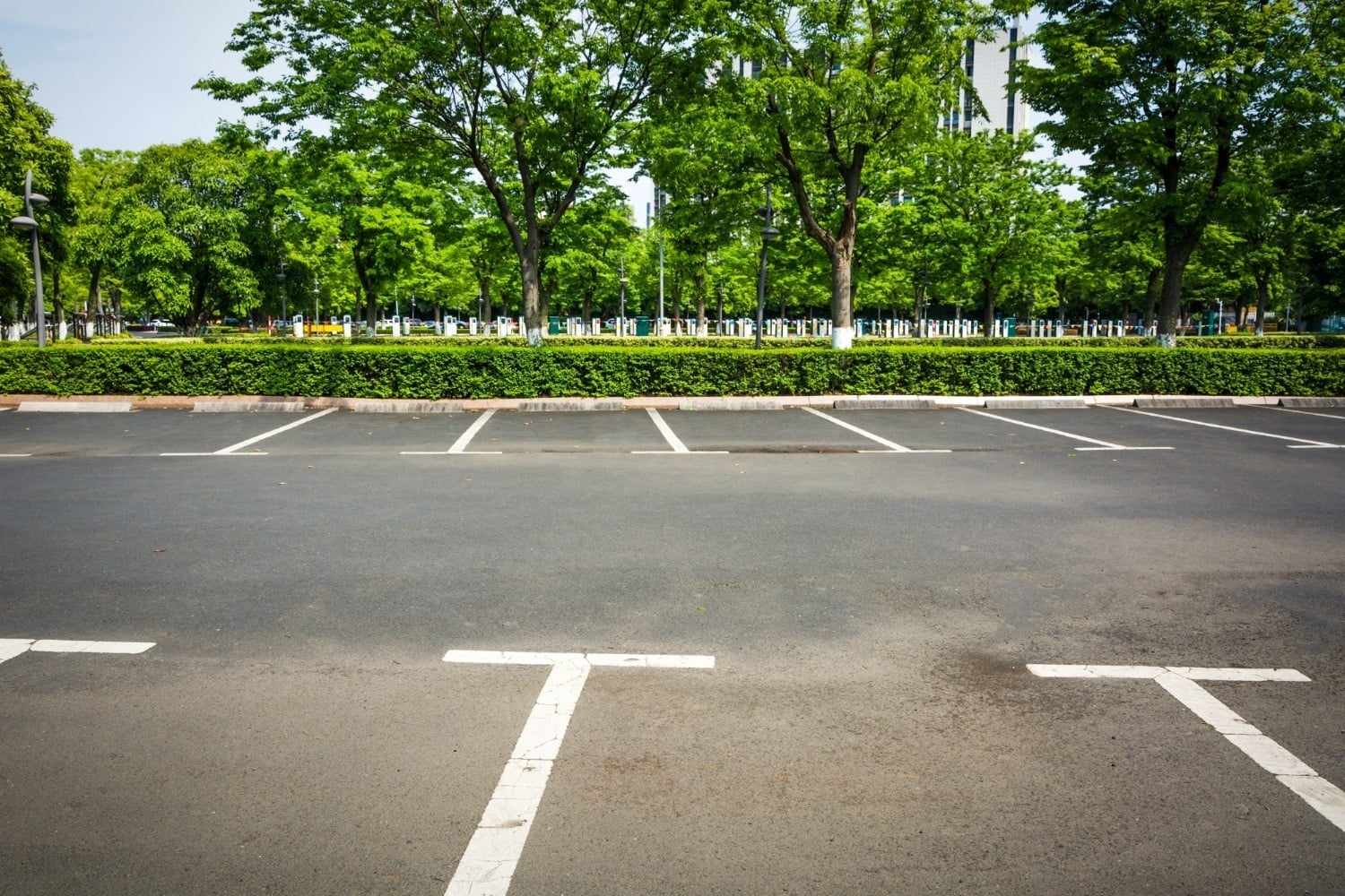 Estacionamiento vacío y tranquilo cerca de Tequendama: Corporativa, ideal para viajeros de negocios.