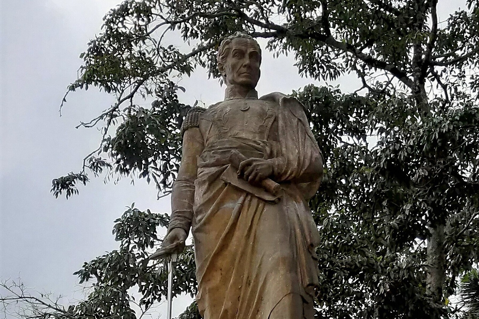 Estatua de Simón Bolívar, perfecta para eventos corporativos en Tequendama.
