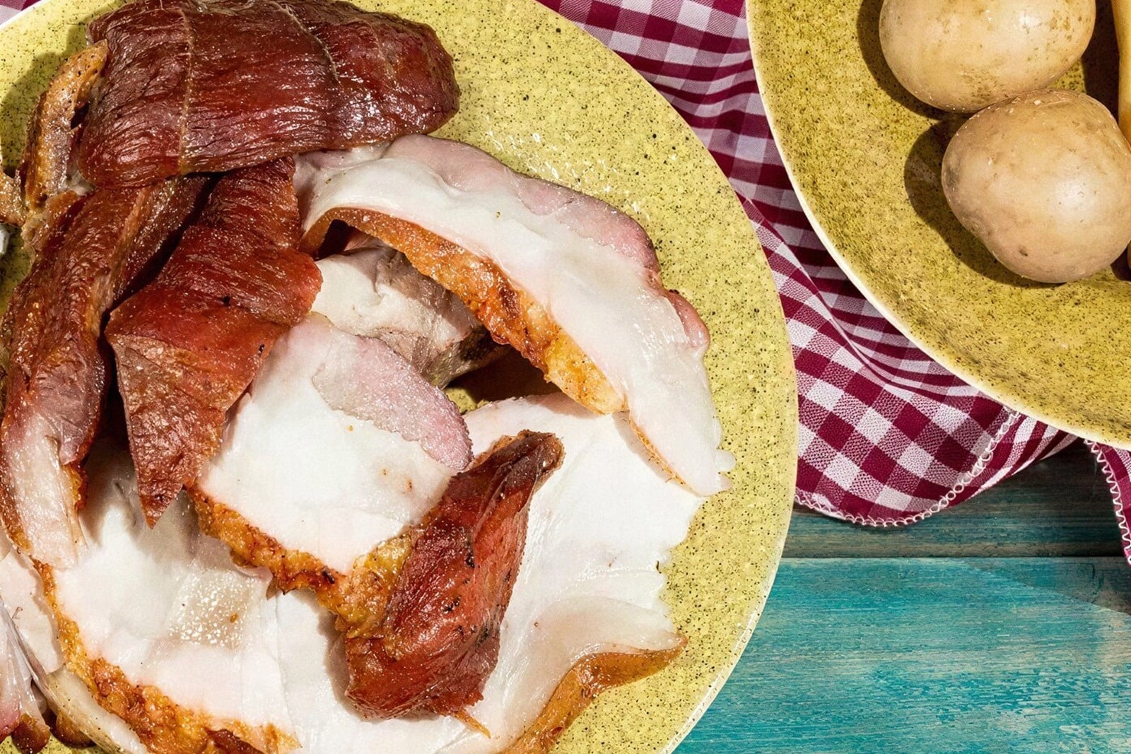 Tequendama Corporativa: Cortes de carne y tocino ahumado, patatas asadas.