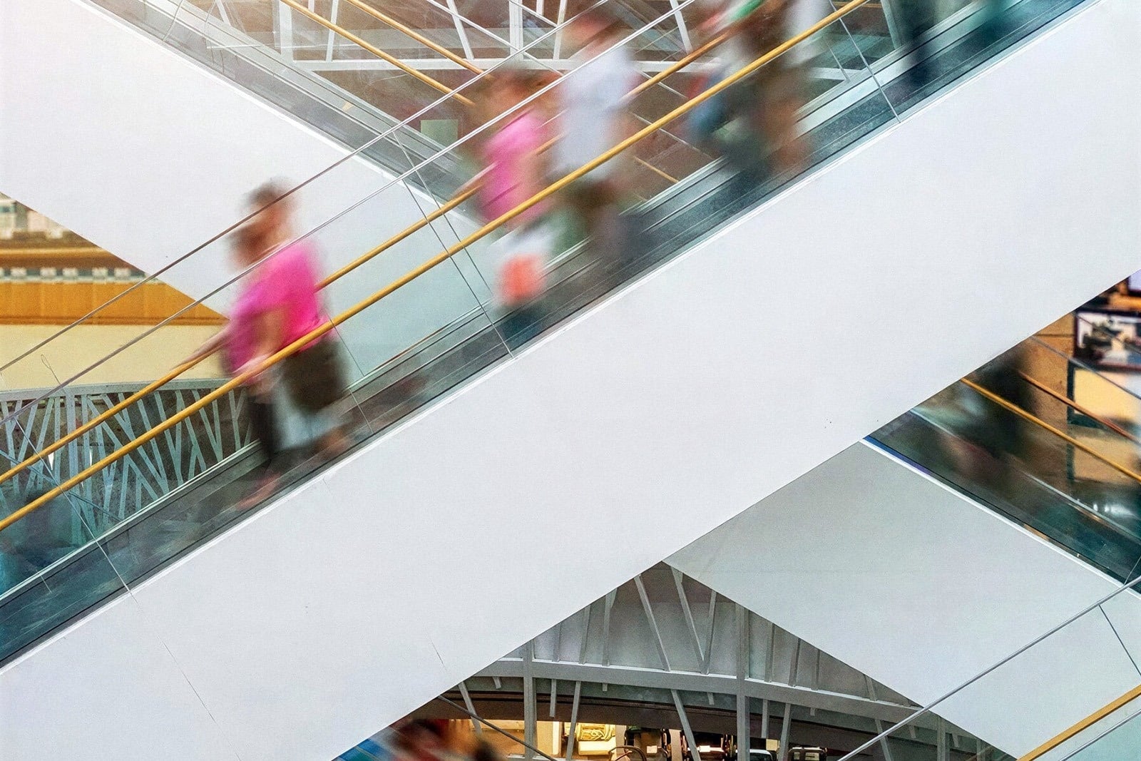 Modernos escalones mecánicos con personas en movimiento, ideal para Tequendama: Corporativa.