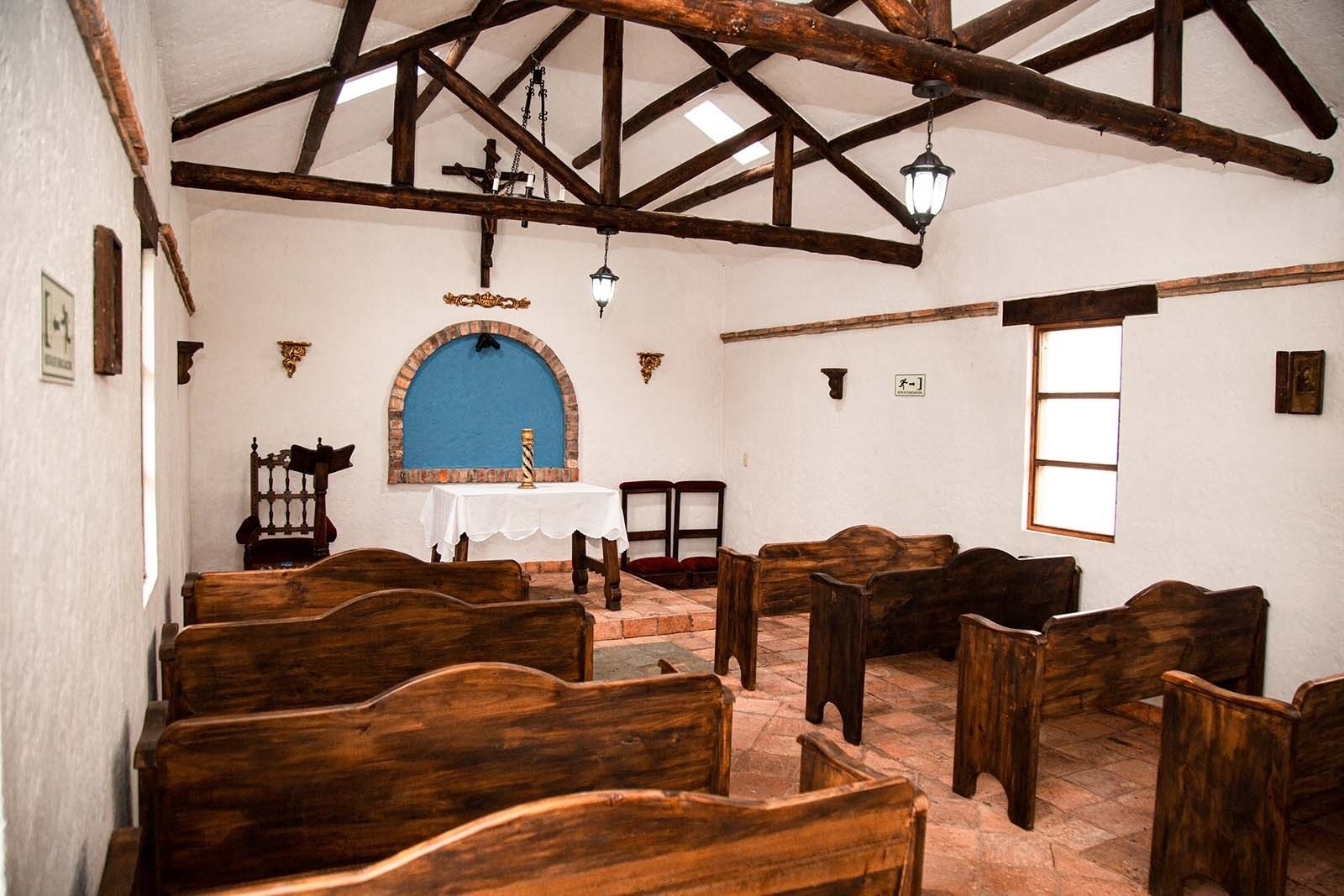 Capilla rústica en Hotel Refugio El Santuario, perfecta para momentos de paz.