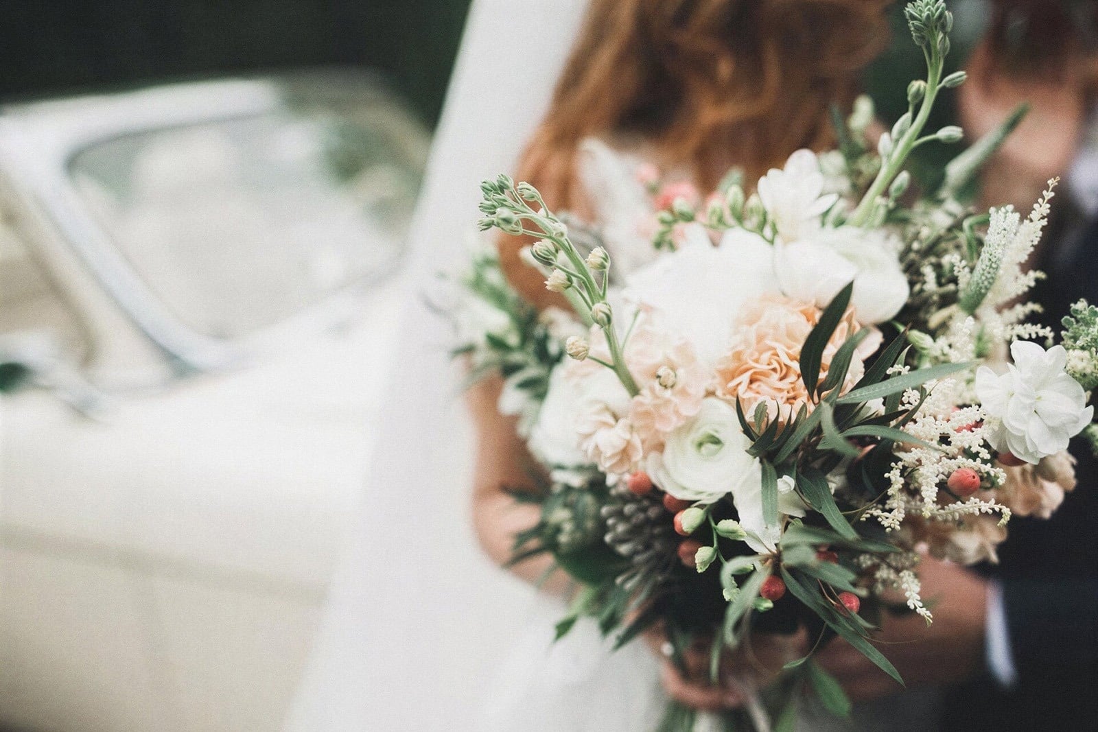 Tequendama Corporativa: bridal bouquet with white and pink flowers by vintage car.