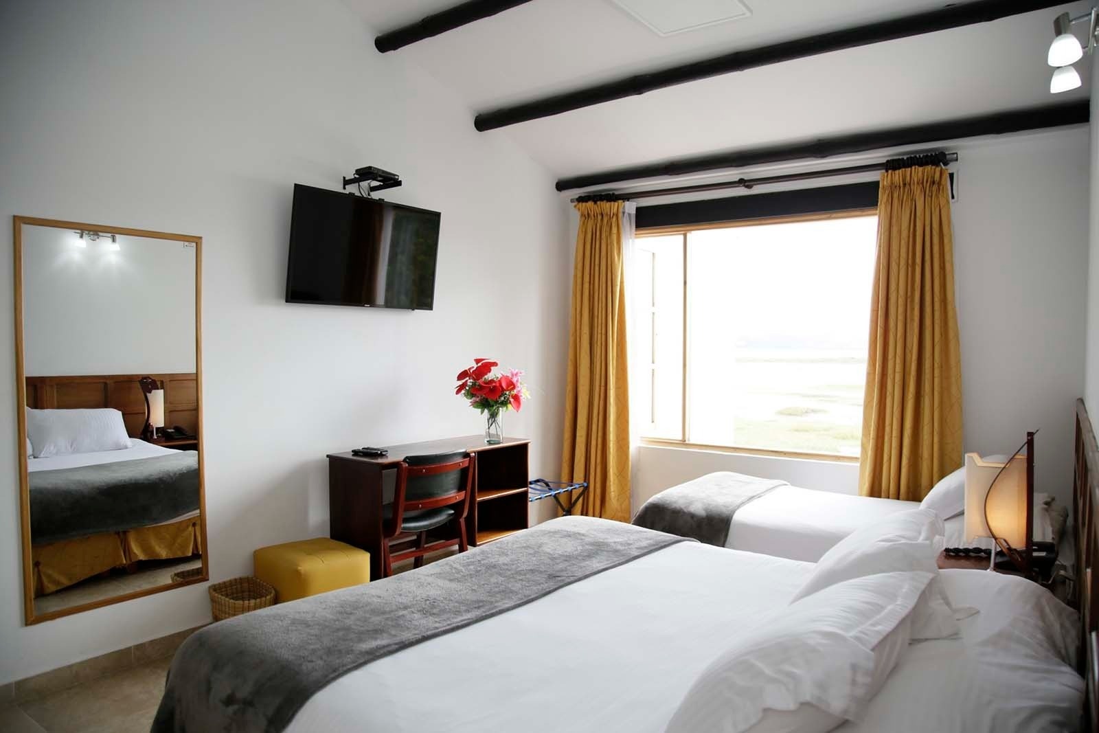 Habitación doble con vista al exterior en Hotel Refugio El Santuario, ideal para tu descanso.