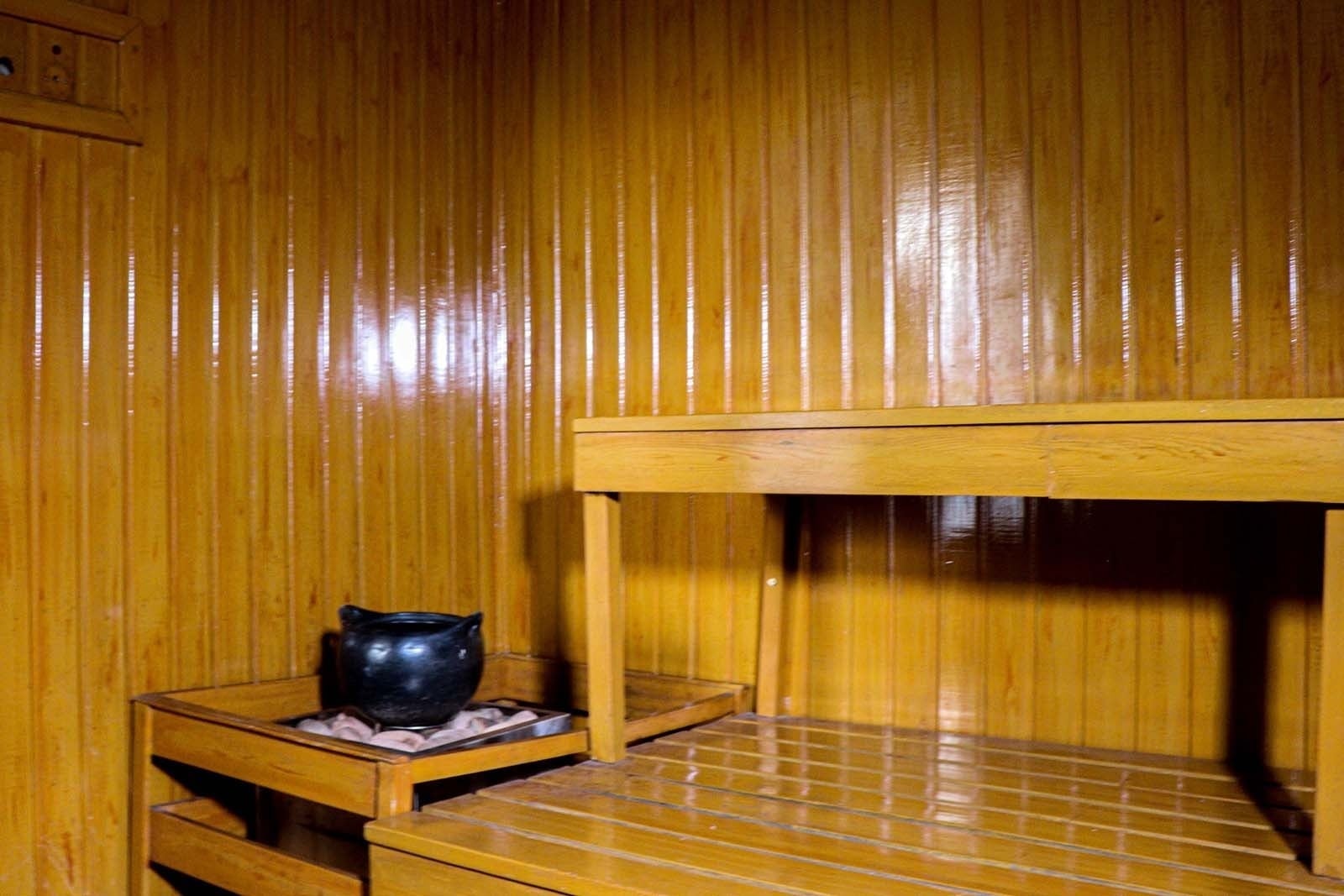 Hotel Los Puentes Comfacundi: Sauna with traditional wooden interior and a cauldron.