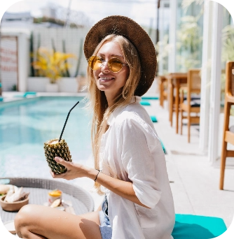 Joven rubia con sombrero y gafas de sol en piscina, enjoy Tequendama: Corporativa.