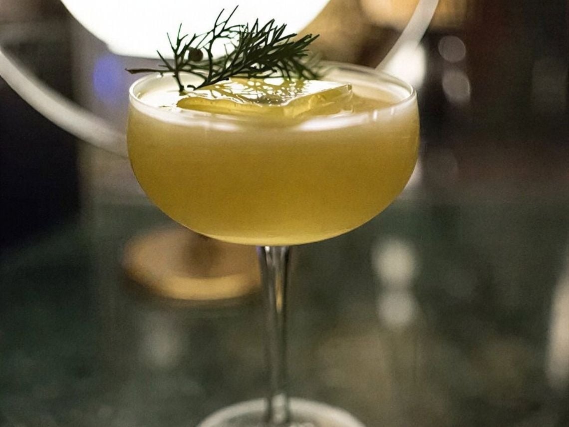 Cóctel refrescante en el Hotel Tequendama: Perfecto para su estancia corporativa.