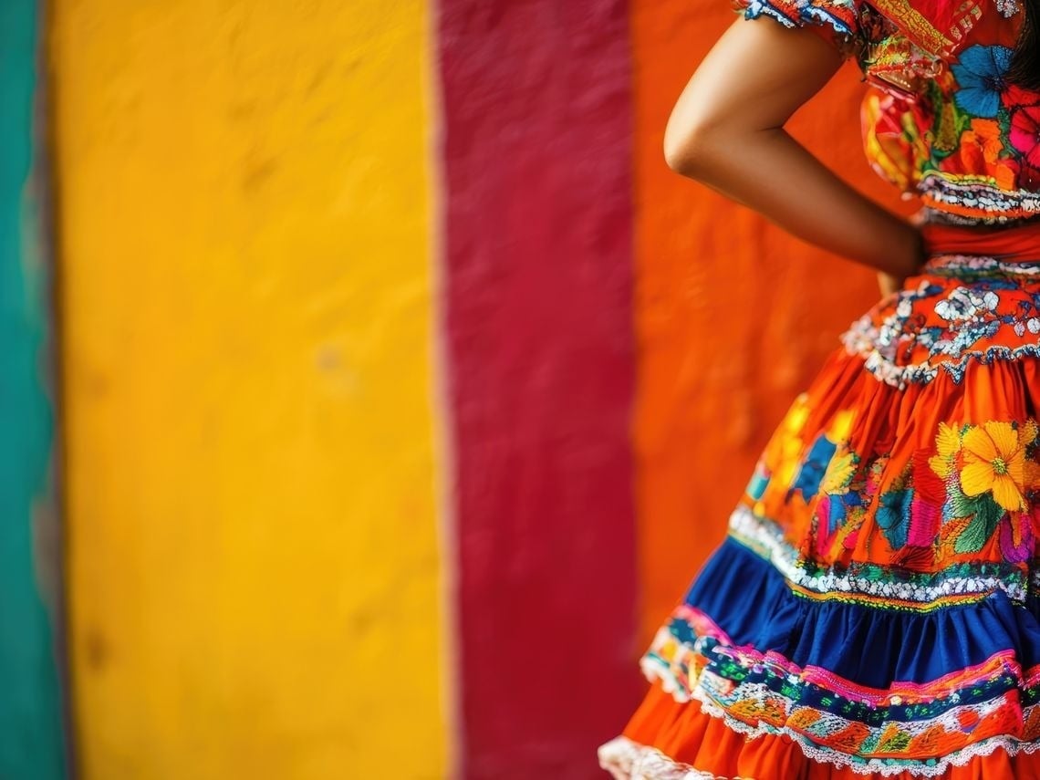 Vestido tradicional bordado con flores, colores vibrantes. Tequendama: Corporativa.