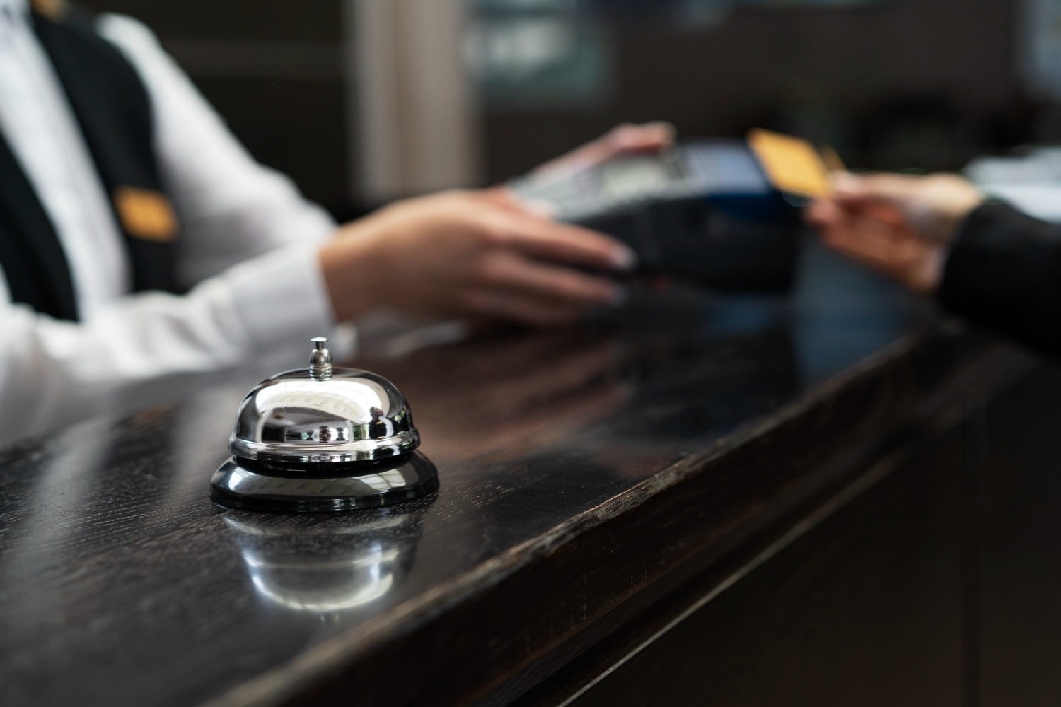 Tequendama: Corporate. Receptionist processes card payment at the counter.