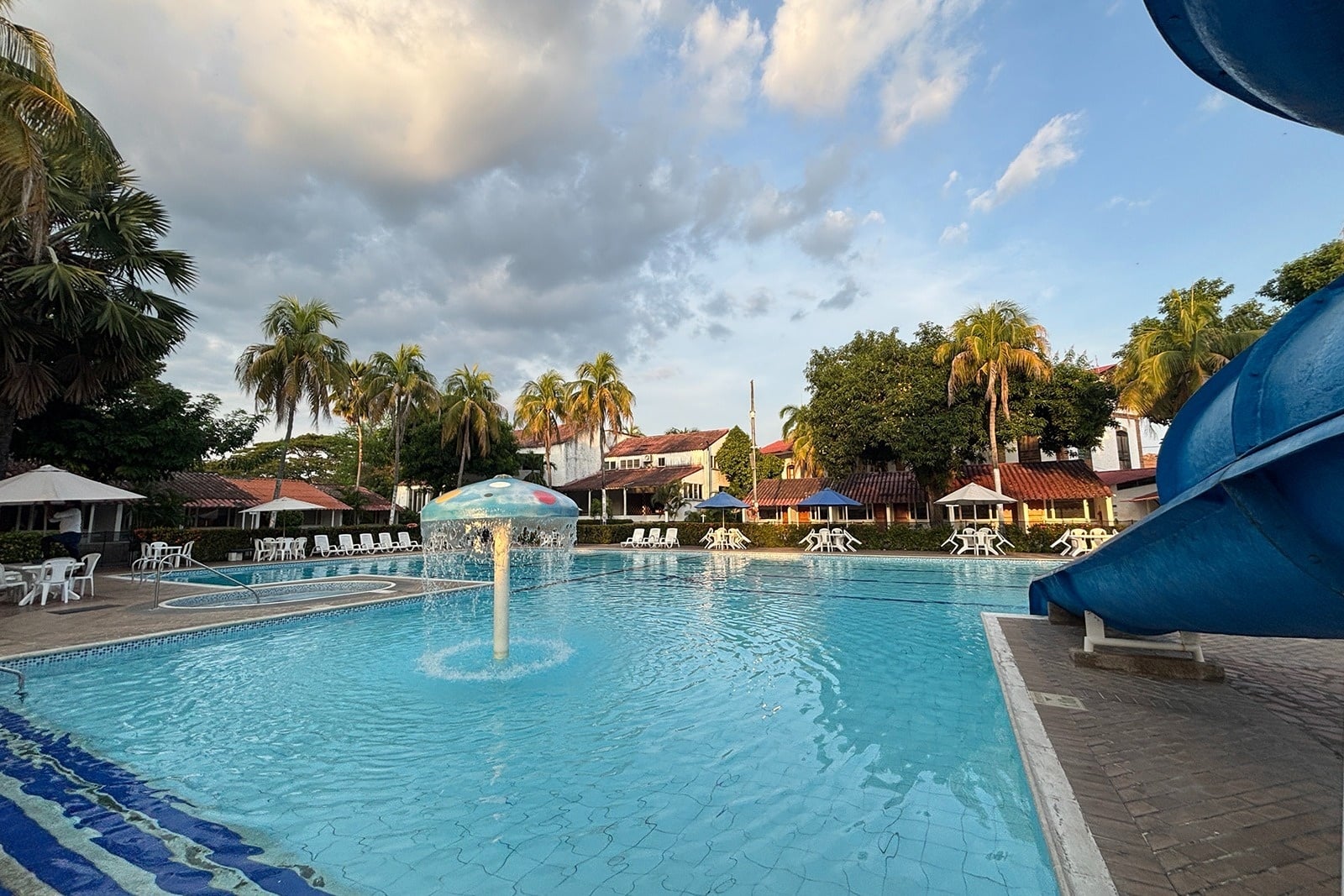 Hotel Los Puentes Comfacundi: Tropical pool paradise with water slide & fountain.
