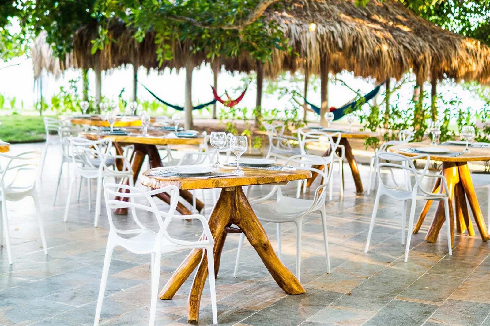 Hotel Rosario de Mar By Tequendama: Tropical outdoor dining with hammocks.