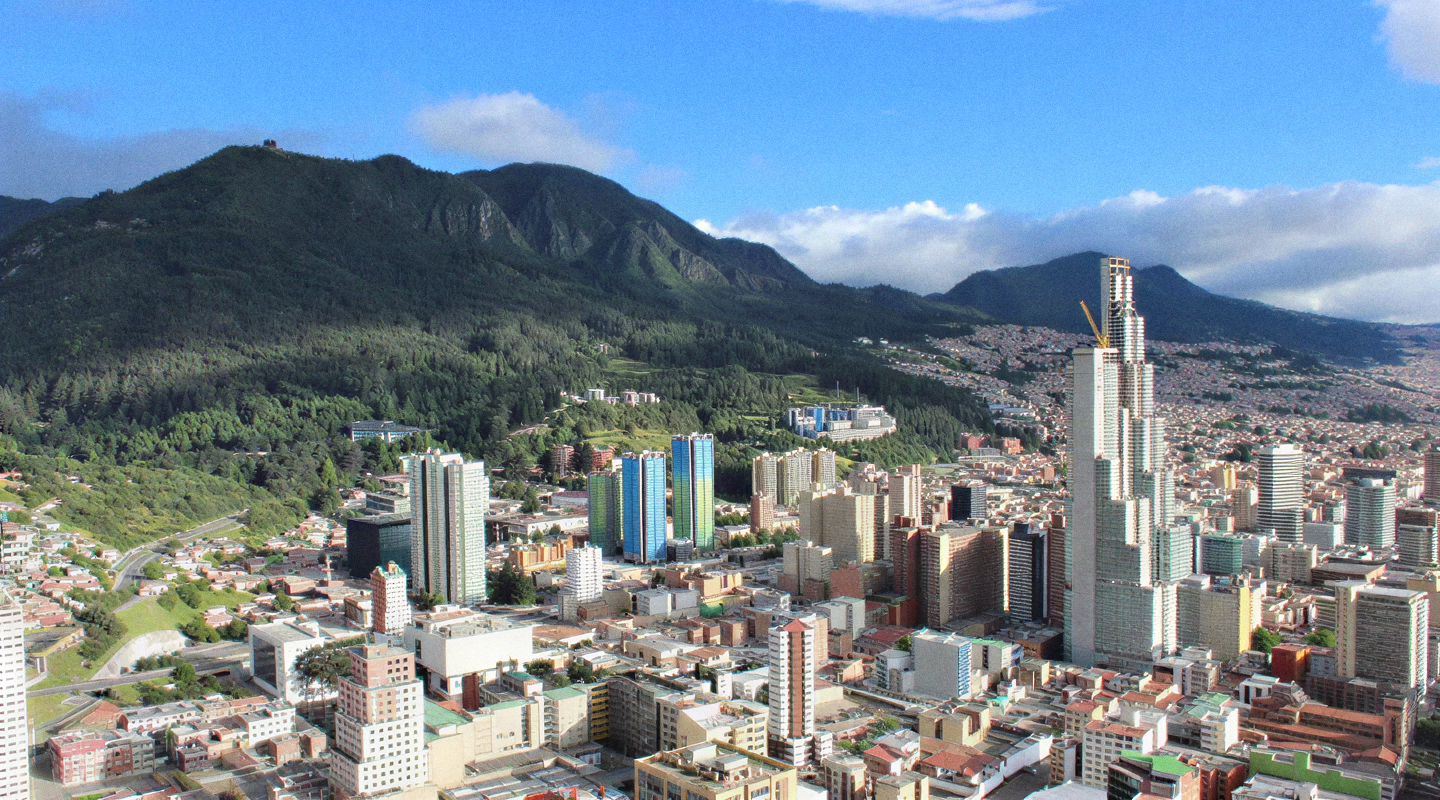 Hotel Tequendama: Corporativa. Vista aérea de Bogotá con montañas y edificios modernos.
