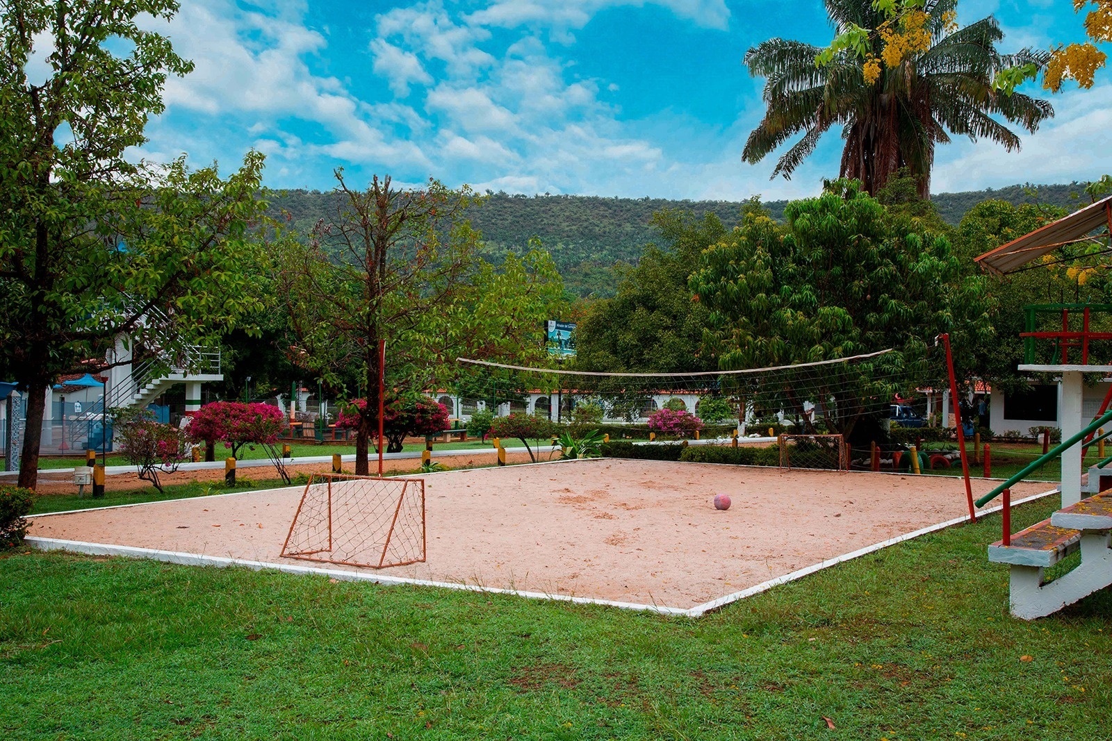 Hotel Mirador de Sumapaz: cancha de vóley y fútbol en Melgar para tus vacaciones.