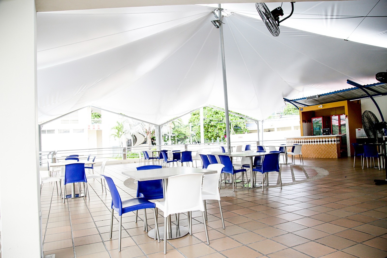 Hotel Los Puentes Comfacundi: Outdoor dining area with tables and chairs under a white canopy.