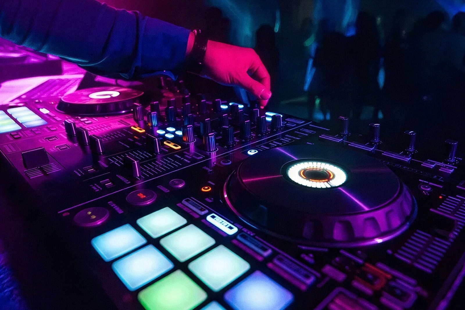 DJ en vivo con luces neón en Tequendama Corporativo, perfecto para eventos.