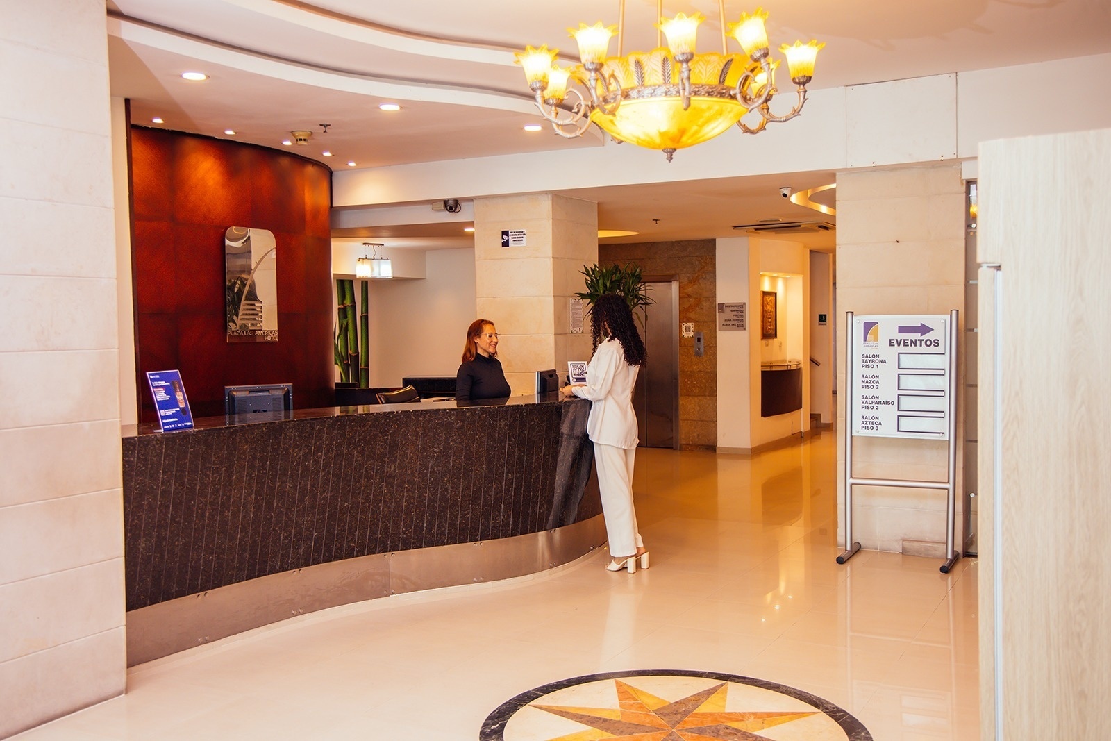 Hotel Plaza Las Américas: Reception area with staff, event signage. Book now!