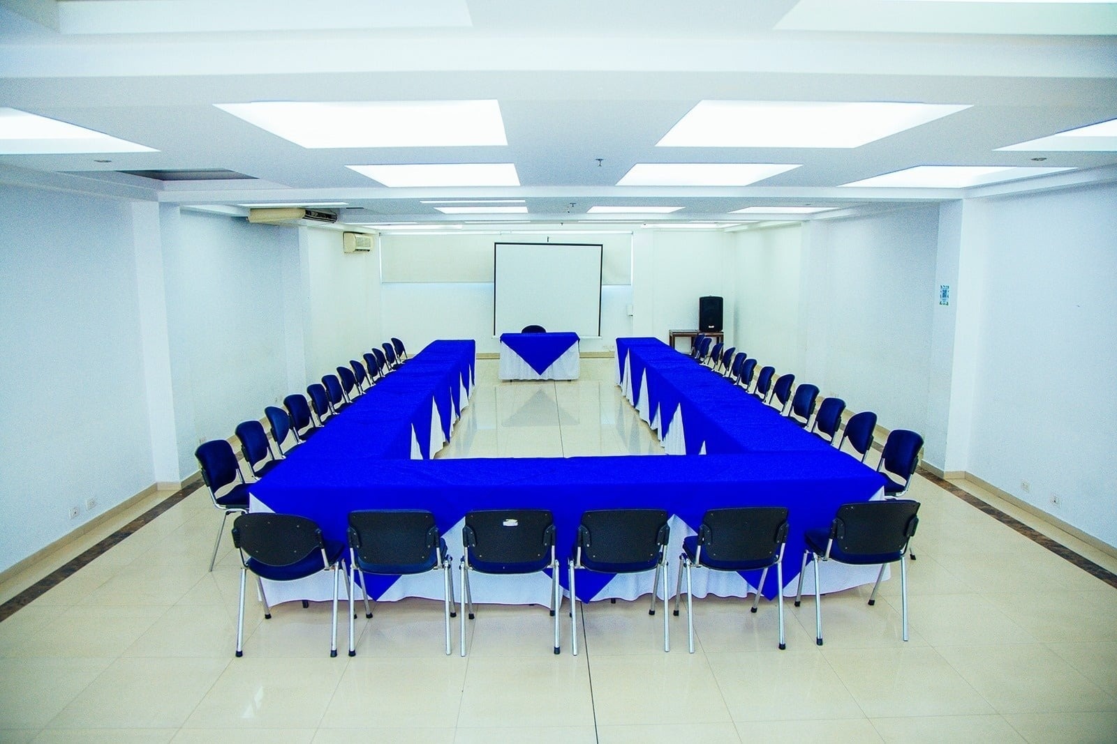 Tequendama Corporate: U-shaped conference room with chairs, perfect for events.