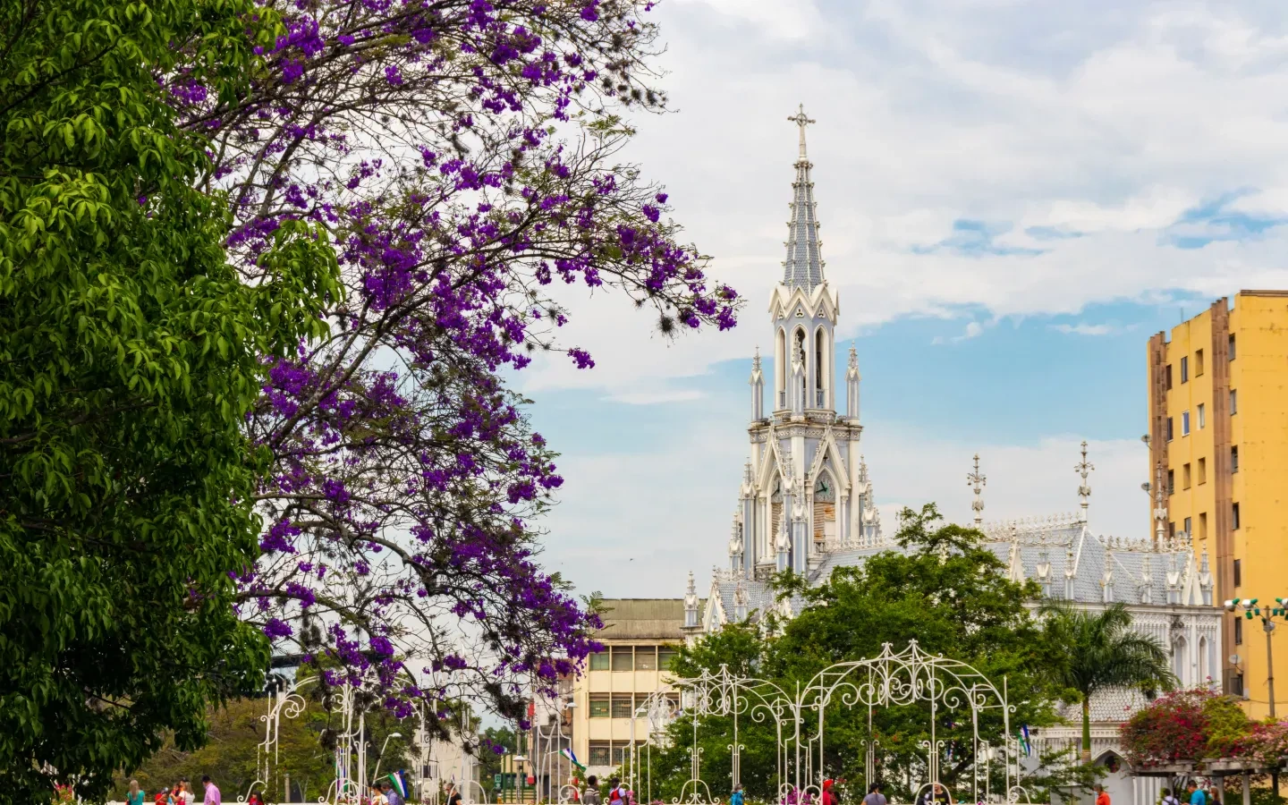 Tequendama: Corporativa - Iglesia neogótica y flores moradas.
