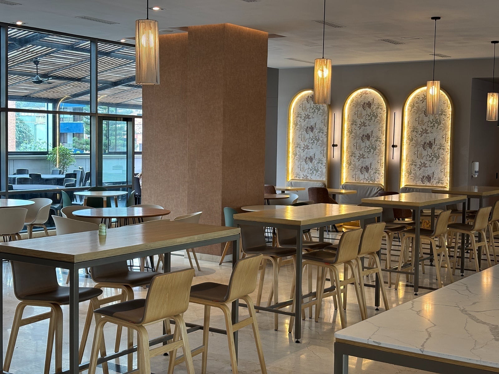 Elegant dining area at Tequendama: Corporativa with modern tables, chairs, and ambient lighting.