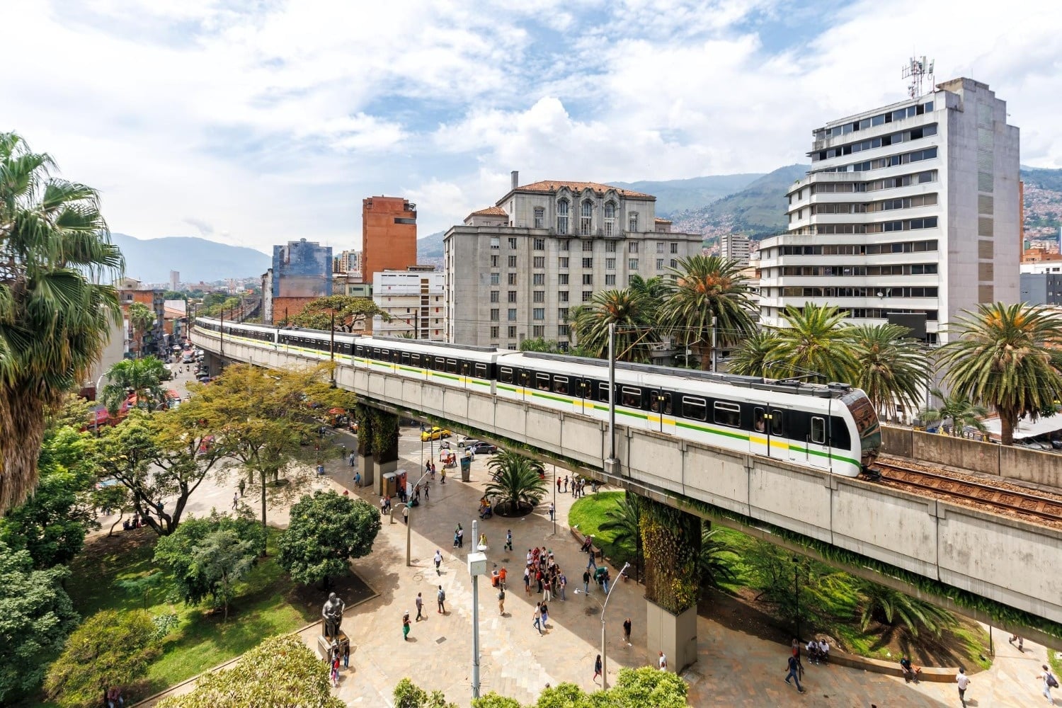 Hotel Tequendama: Corporativa vista urbana con metro y palmeras, Medellín.