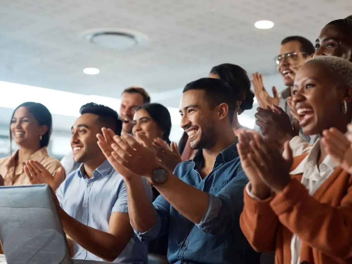 Aplausos en evento Tequendama: Corporativa, espectadores felices.