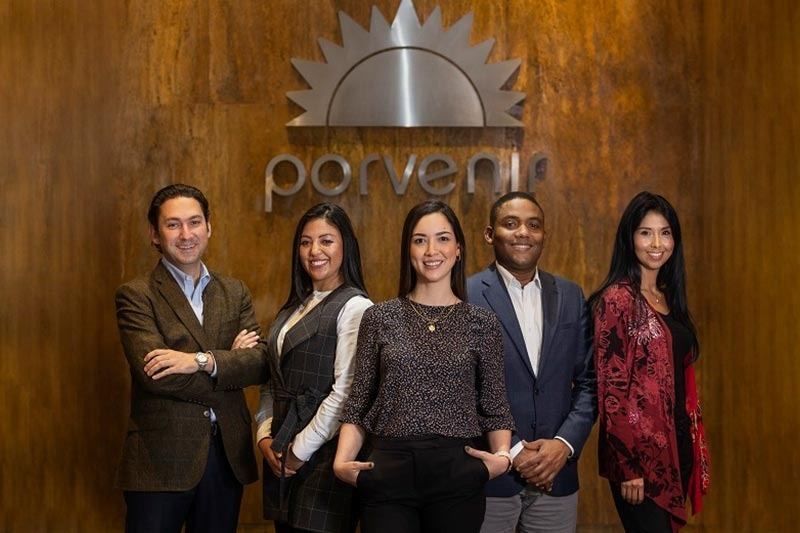 Equipo Tequendama: Corporativa, sonriendo frente al logo.