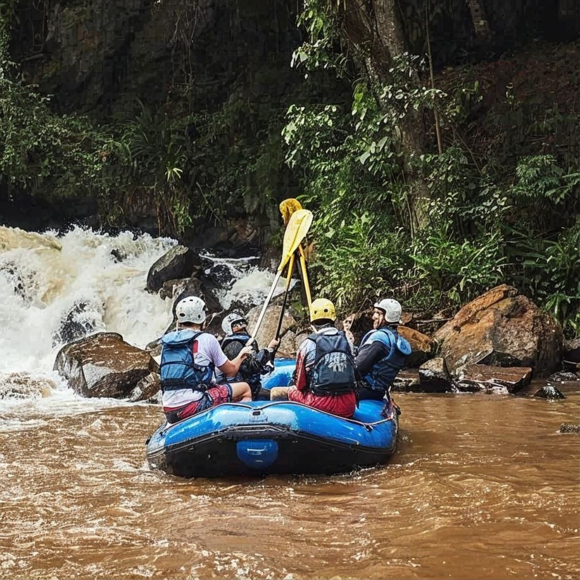 Rafting en Tequendama: aventura corporativa cerca.