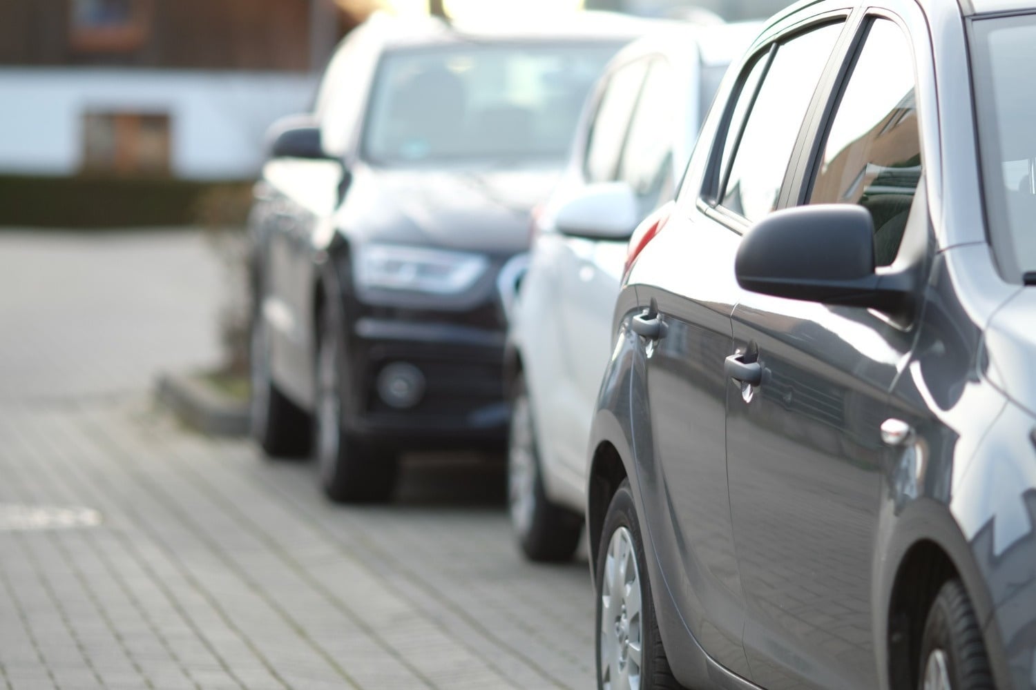 Aparcamiento corporativo Tequendama con varios coches estacionados en fila