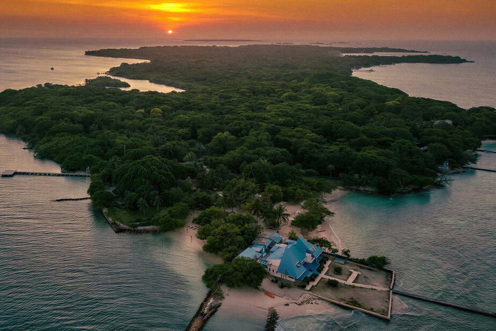 Hotel Rosario de Mar By Tequendama: Stunning island resort at sunset in Islas del Rosario.