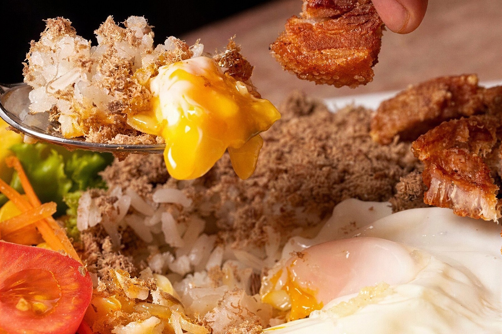 Tequendama: Corporativa: Desayuno con arroz, huevo y chicharrón.