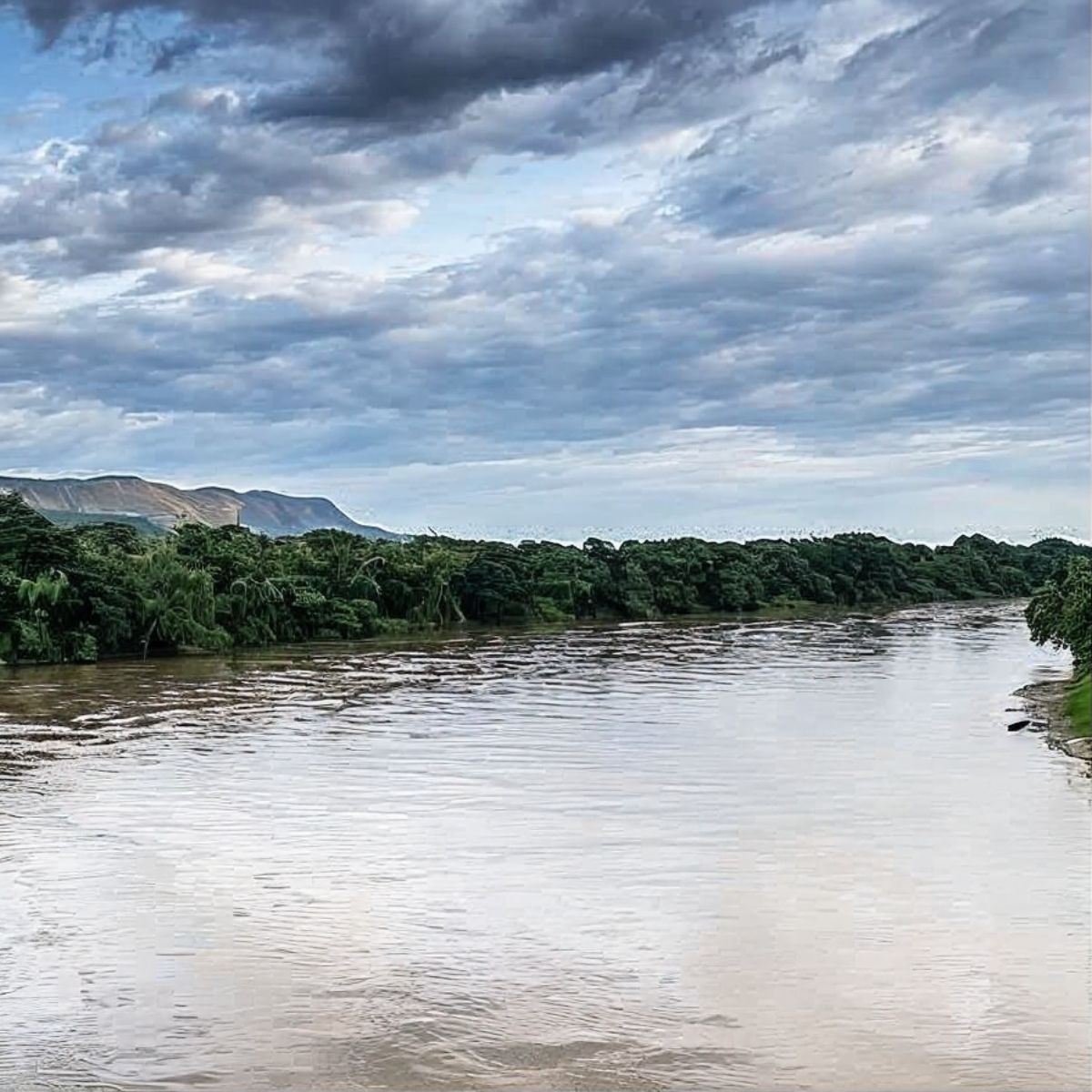 Río y vegetación exuberante cerca de Tequendama: Corporativa.