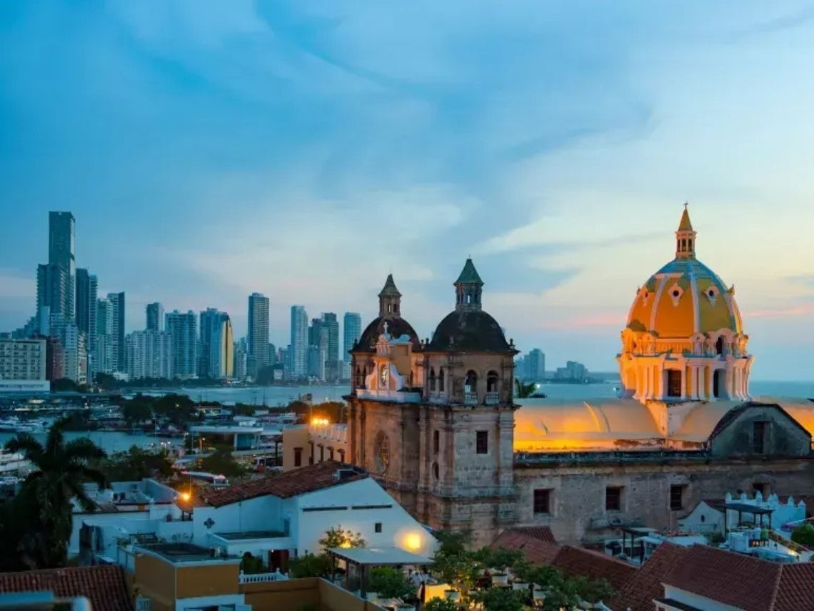 Vista de Cartagena con cúpula dorada y edificios modernos. ¡Reserva tu estancia en Hoteles en Cartagena | Tequendama Hoteles | Web Oficial!