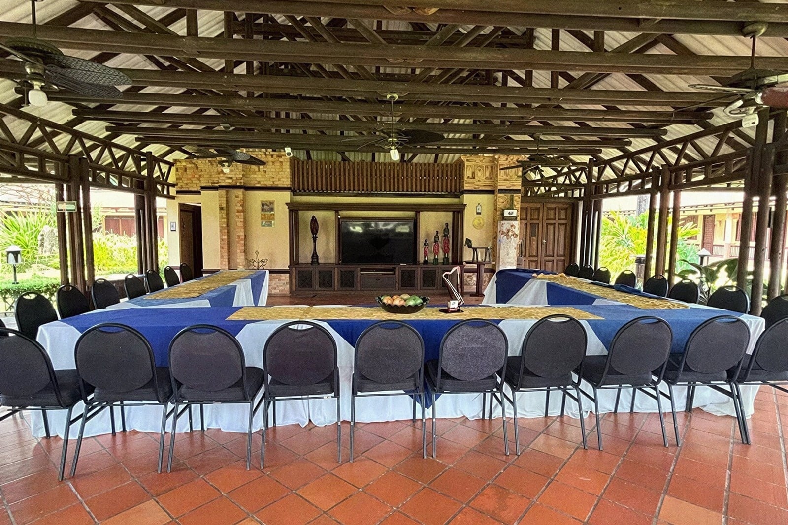Salón de eventos del Hotel Campestre con mesas, sillas y decoración para Eventos | Tequendama Hotel Campestre Villavicencio.
