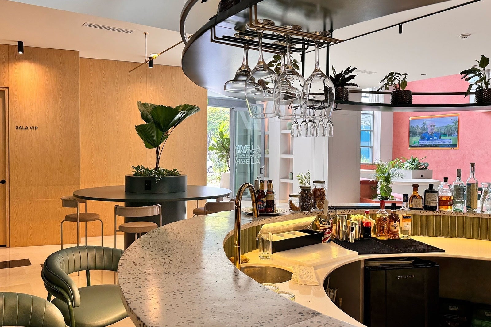 Modern bar at Tequendama Hotel Medellín | Design Hotel with Rooftop Jacuzzi