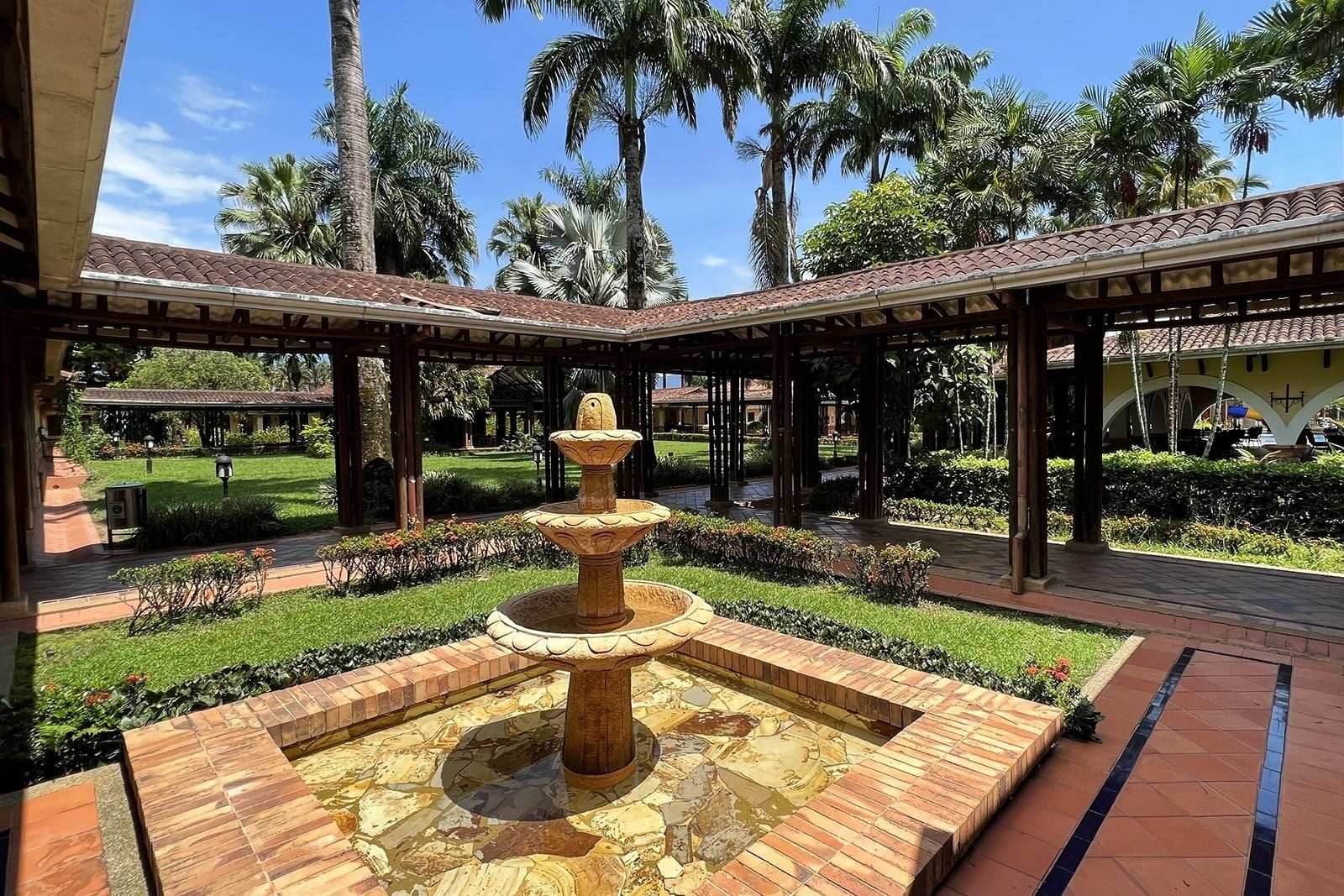 Tequendama Hotel Campestre Villavicencio: Relaxing fountain & gardens.